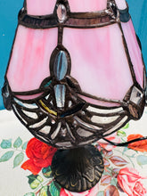 Load image into Gallery viewer, Lamp Tiffany wedi'i gwneud â llaw o wydr lliw pinc a chlir /Handmade pink and clear stained glass Dragonfly Tiffany Lamp
