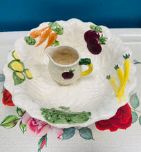 Load image into Gallery viewer, Powlen weini a jwg fechan Kelsboro darluniau llysiau Vintage / Vintage vegetable design Kelsboro serving bowl and small jug
