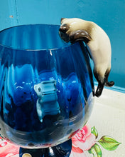 Load image into Gallery viewer, Gwydr balŵn glas Empoli gyda chath seramig yn hongian a llygoden ofnus o ganol y ganrif ddiwethaf / Mid Century Empoli blue balloon glass with a hanging ceramic cat and a scared mouse
