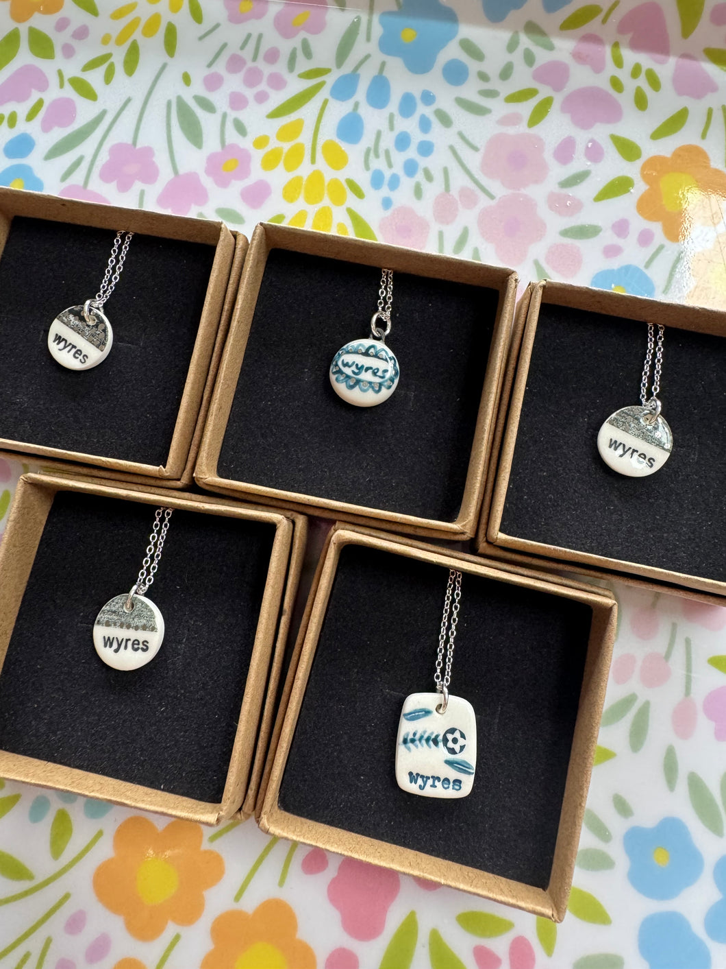 Mwclis unigryw ‘Wyres’ seramig ac arian gan Tlysau / Unique seramic and silver ‘Wyres’ necklace by Tlysau