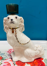 Load image into Gallery viewer, Spaniel Staffordshire Hynafol gyda tealight gwydr gwyrdd ar ei ben / Antique Staffordshire Spaniel with a green glass tealight on top
