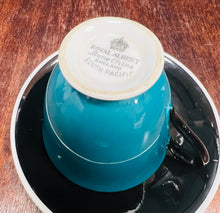 Load image into Gallery viewer, Cwpan turquoise South Pacific Royal Albert Hynafol a soser ddu o ganol y ganrif ddiwethaf / Antique Mid Century turquoise South Pacific Royal Albert purple cup and black saucer
