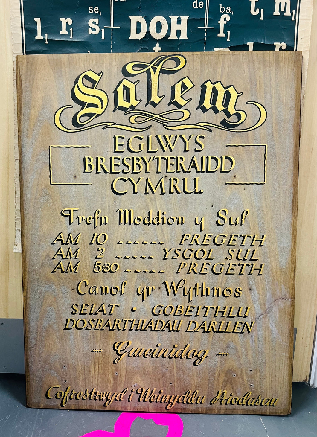 Hen arwydd Capel Salem ar ddarn o bren wedi ei beintio â llaw / Antique hand painted ‘Capel Salem’ Welsh Chapel sign on a wooden board