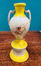 Load image into Gallery viewer, Fâs blodeyn Eidalaidd Hynafol gyda Cherubs / Antique Italian Cherubs bud vase
