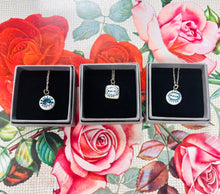 Load image into Gallery viewer, Mwclis unigryw ‘Nain’ seramig ac arian gan Tlysau / Unique seramic and silver ‘Nain’ necklace by Tlysau
