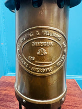 Load image into Gallery viewer, Lamp Glowr brass a gwydr Hynafol ‘E.Thomas &amp; Williams, Cambrian, Aberdâr rhif 52898 / Antique brass and glass E.Thomas &amp; Williams, Cambrian, Aberdare Miners lantern No 52898
