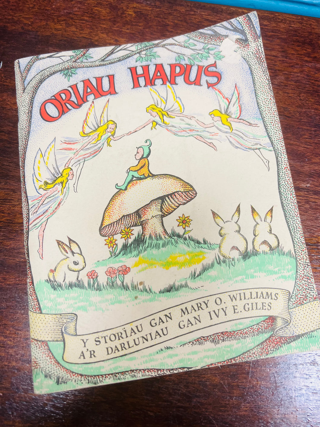 Llyfr ‘Oriau Hapus’ gan Mary O. Williams o 1953 / Oriau Hapus’ book by Mary O. Williams from 1953