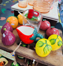 Load image into Gallery viewer, Pot hirgrwn Vintage acrylic Lucite gyda chaead a llwy ar gyfer jam mafon o'r 1970au / Vintage Lucite Acrylic raspberry jam preserve oval pot with lid And spoon from the 1970s
