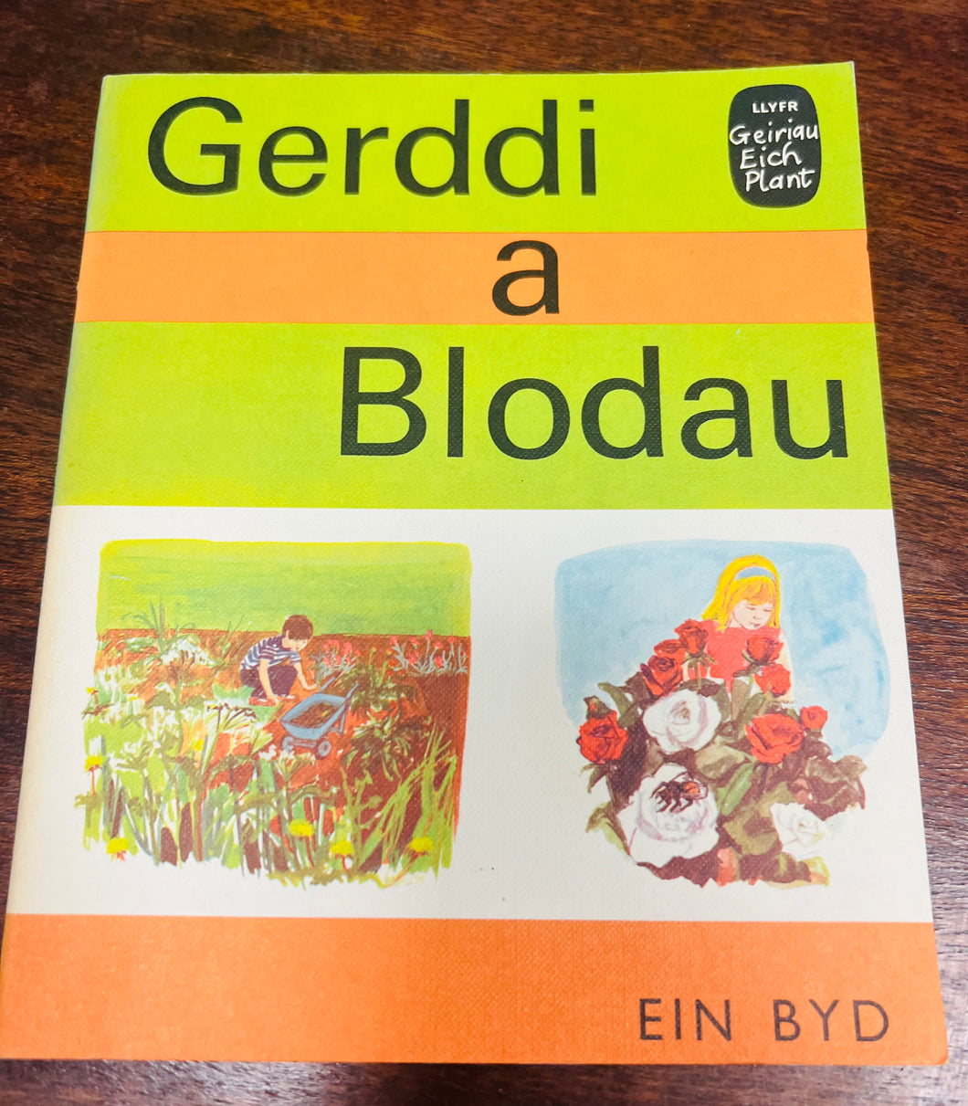 Llyfr ‘Gerddi a Blodau’ o gyfres ‘Geiriau eich Plant’ o 1969 / ‘Gerddi a Blodau’ book from the ‘Geiriau eich Plant’ series from 1969