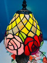 Load image into Gallery viewer, Lamp Tiffany Rhosod wedi'i gwneud â llaw o wydr lliw coch, pinc a gwyrdd /Handmade red, pink and green stained glass Roses Tiffany Lamp
