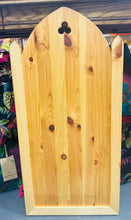 Load image into Gallery viewer, Bwrdd Teulu wedi ei wneud â llaw allan o bren Pîn / Hanging Tonau board made by hand out of Pine wood
