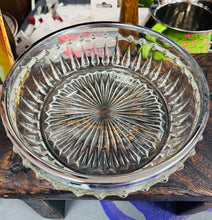 Load image into Gallery viewer, Bowlen Treiffl Wydr Vintage gydag ymyl arian / Vintage Glass Trifle Bowl with silver rim
