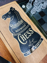 Load image into Gallery viewer, Darniau chess Staunton Vintage o’r 70au mewn bocs pren / Vintage Staunton chess pieces in a wooden box from the 70s
