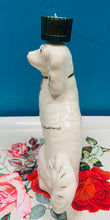 Load image into Gallery viewer, Spaniel Staffordshire Hynafol gyda tealight gwydr gwyrdd ar ei ben / Antique Staffordshire Spaniel with a green glass tealight on top
