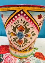 Load image into Gallery viewer, Bwced haearn Vintage wedi ei beintio â llaw (cefndir pinc gola) / Vintage iron handpainted bucket (light pink background)
