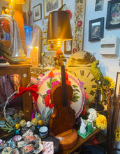 Load image into Gallery viewer, Golau unigryw allan o hen ffidil ar waelod pren sydd wedi ei wneud â llaw / Unique light made out of an old fiddle on a handmade wooden base
