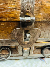 Load image into Gallery viewer, Cist storio Vintage hanner crwn bychan pren wedi'i wneud â llaw / Vintage handmade wooden small half round storage chest
