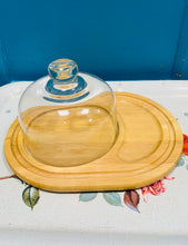 Load image into Gallery viewer, Hambwrdd pren gweini caws gyda chromen wydr / Wooden cheese board with glass dome
