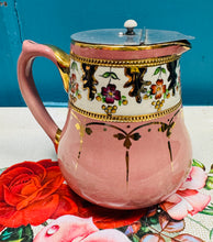 Load image into Gallery viewer, Jwg Hynafol binc wedi’i beintio â llaw gyda chaead aluminium / Antique hand painted pink jug with aluminium lid
