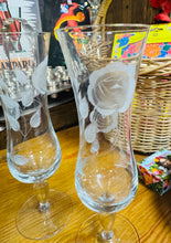 Load image into Gallery viewer, Pâr o wydrau flute Vintage wedi eu ysgythru â llaw / Pair of Vintage hand etched flutes
