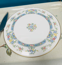 Load image into Gallery viewer, Plat teisen a chyllell gweini Mayfield Royal Worcester Vintage o 1981 / Vintage Mayfield Royal Worcester cake plate and serving knife from 1981
