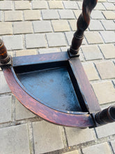 Load image into Gallery viewer, Daliwr ymbarela cornel pren Mahogany Edwardaidd gyda choesau barley twist a tray dripio haearn / Edwardian Mahogany corner umbrella stand with barley twist legs and removable metal drip tray
