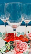 Load image into Gallery viewer, Set o 4 o wydrau gwin Luminarc Ffrengig Vintage gyda choesau rhuddliw / Set of 4 Luminarc French wine glasses with rose coloured stem

