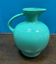 Load image into Gallery viewer, Carafe Vintage Art Deco Homer Lauglin Fiestaware gwyrdd ‘seamist’ Art Deco prin o America / Vintage Art Deco rare seamist green Homer Laughlin Fiestaware carafe from America
