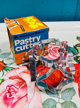 Load image into Gallery viewer, Pastry cutter William Levene Houswares 6 siâp gwahanol yn ei focs gwreiddiol o’r 60au / William Levene Houswares 6 different shapes Pastry cutter from the 60s in it’s original box

