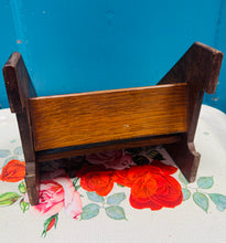 Load image into Gallery viewer, Silff lyfrau derw Arts &amp; Craft bychan / Small oak Arts &amp; Craft book shelf
