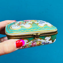 Load image into Gallery viewer, Bocs trinkets seramig Vintage Au Grand Siècle, Paris, wedi ei beintio â llaw / Vintage hand painted Au Grand Siècle, Paris, ceramic trinket box
