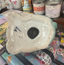 Load image into Gallery viewer, Ci Bonzo trist seramig gwyrdd Art Deco o’r 30au / Art Deco ceramic green Bonzo sad dog from the 30s
