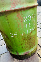 Load image into Gallery viewer, Can 25 litr dal olew Castrol Vintage o’r 50au / Vintage 25 litre Castrol oil can from the 50s
