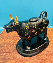 Load image into Gallery viewer, Jwg hufen buwch ddu ac aur Crochenwaith Staffordshire Jackfield Hynafol o 1860 / Antique Staffordshire Jackfield Pottery black and gold cow creamer from 1860
