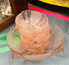 Load image into Gallery viewer, Set o 4 bowlen fach ac un bowlen gweini gwydr rhuddliw Art Deco / Art Deco set of 4 rose glass small bowls and a serving bowl
