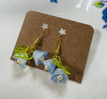 Load image into Gallery viewer, Clustlysau blodau gwydr steil Vintage / Vintage style glass flower earrings
