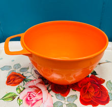Load image into Gallery viewer, Powlen blastic 4 peint Retro oren gyda handlen o’r 70au / Retro 4 pints orange plastic bowl with handle from the 70s
