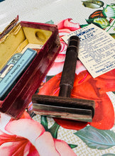 Load image into Gallery viewer, Rasel bakelite ‘New Edge - Wardinia’ Vintage yn ei focs gwreiddiol gyda’r gwarant, y cyfarwyddiadau a dau focs o lafnau / Vintage ‘New Edge - Wardinia’ bakelite razor in it’s original box with the guarantee, the instructions and two boxes of blades
