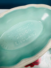 Load image into Gallery viewer, Vase ben tân mint Art Deco Crochendy Dartsmouth gydag ymylau scalloped / Art Deco Dartmouth Pottery mint green mantle vase with a scalloped rim.
