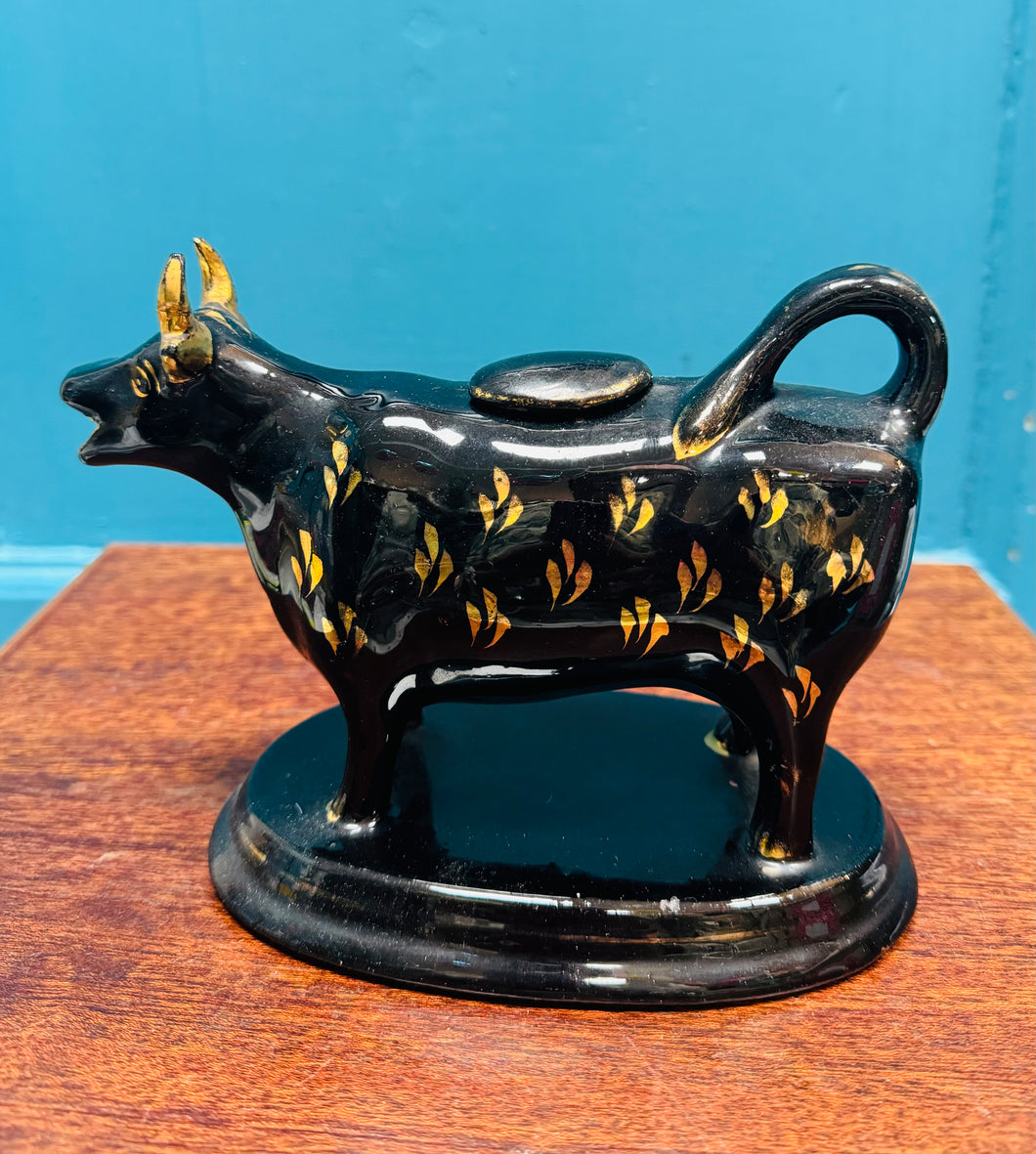 Jwg hufen buwch ddu ac aur Crochenwaith Staffordshire Jackfield Hynafol o 1860 / Antique Staffordshire Jackfield Pottery black and gold cow creamer from 1860