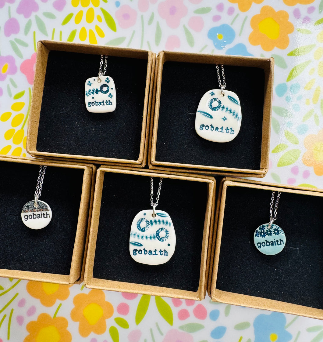 Mwclis unigryw ‘Gobaith’ seramig ac arian gan Tlysau / Unique seramic and silver ‘Gobaith’ necklace by Tlysau