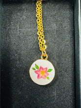 Load image into Gallery viewer, Mwclis charms bychan / Small charm necklace
