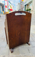 Load image into Gallery viewer, Rack cylchgronau pren tywyll Vintage gyda dyluniad blodeuog / Vintage dark wood magazine rack with flower design
