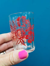 Load image into Gallery viewer, Set o 5 gwydryn shots Retro blodeuog / Set of 5 Retro floral shot glasses
