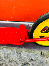 Load image into Gallery viewer, Scŵter plentyn metel coch a melyn Vintage o’r 60au / Vintage red and yellow metal child’s scooter from the 60s
