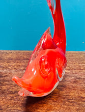 Load image into Gallery viewer, Paper weight siâp pysgodyn oren Gwydr Murano Retro o’r 60au / Retro orange fish shaped Murano Glass paper weight ftom the 60s
