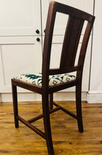 Load image into Gallery viewer, Cadair dderw ‘Chanchellor’ o 1960 wedi’i orchuddio gyda Blanced Brethyn Cymreig hufen a gwyrdd tywyll / 
‘Chanchellor’ oak chair from 1960 covered in a cream and dark green Welsh Tapestry blanket
