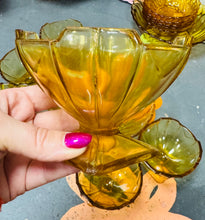 Load image into Gallery viewer, Set o 6 bowlen fach ac un bowlen gweini gwydr amber Art Deco / Art Deco set of 6 amber glass small bowls and a serving bowl
