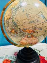 Load image into Gallery viewer, Atlas Glôb Daearol Hynafol 10 modfedd o&#39;r 1930au, yn cynnwys llwybrau rheilffyrdd a llongau / Antique Geographic 10 Inch Terrestrial Globe Atlas railways steamers and sea routes from the 1930s
