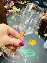 Load image into Gallery viewer, Set o 4 o wydrau gwin Vintage gyda choesau rhuddliw / Set of 4 wine glasses with rose coloured stem
